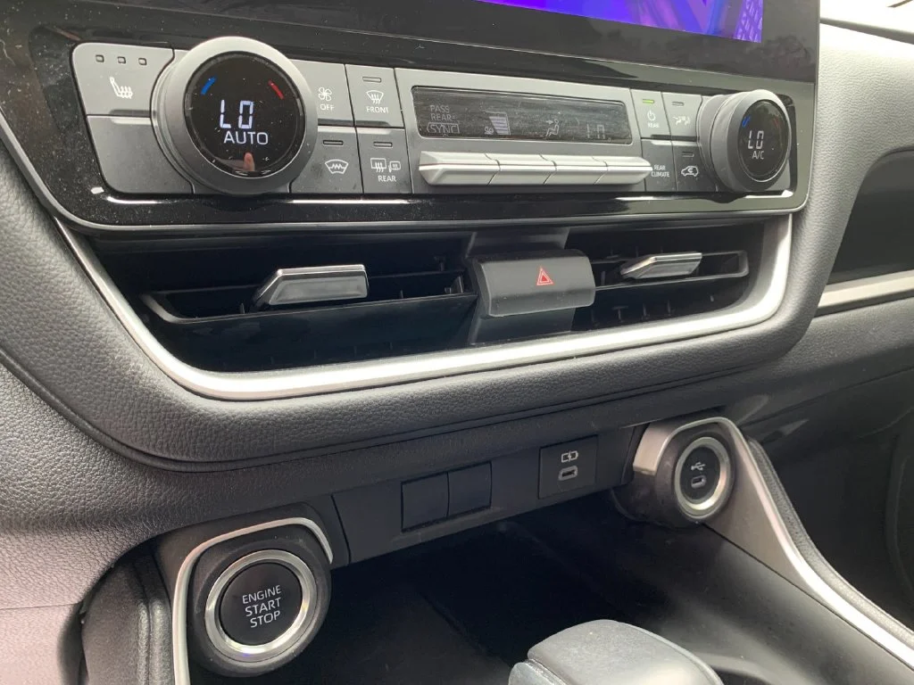 Used 2025  Toyota XLE image 24