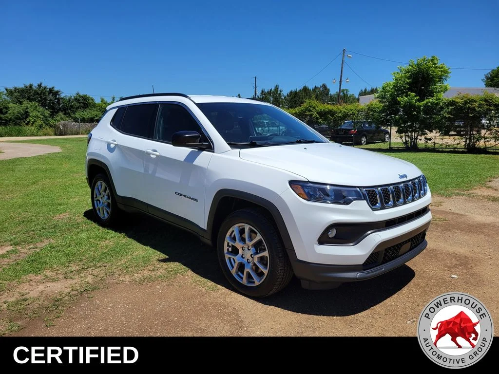 Used 2023 White Jeep Latitude Lux image 9