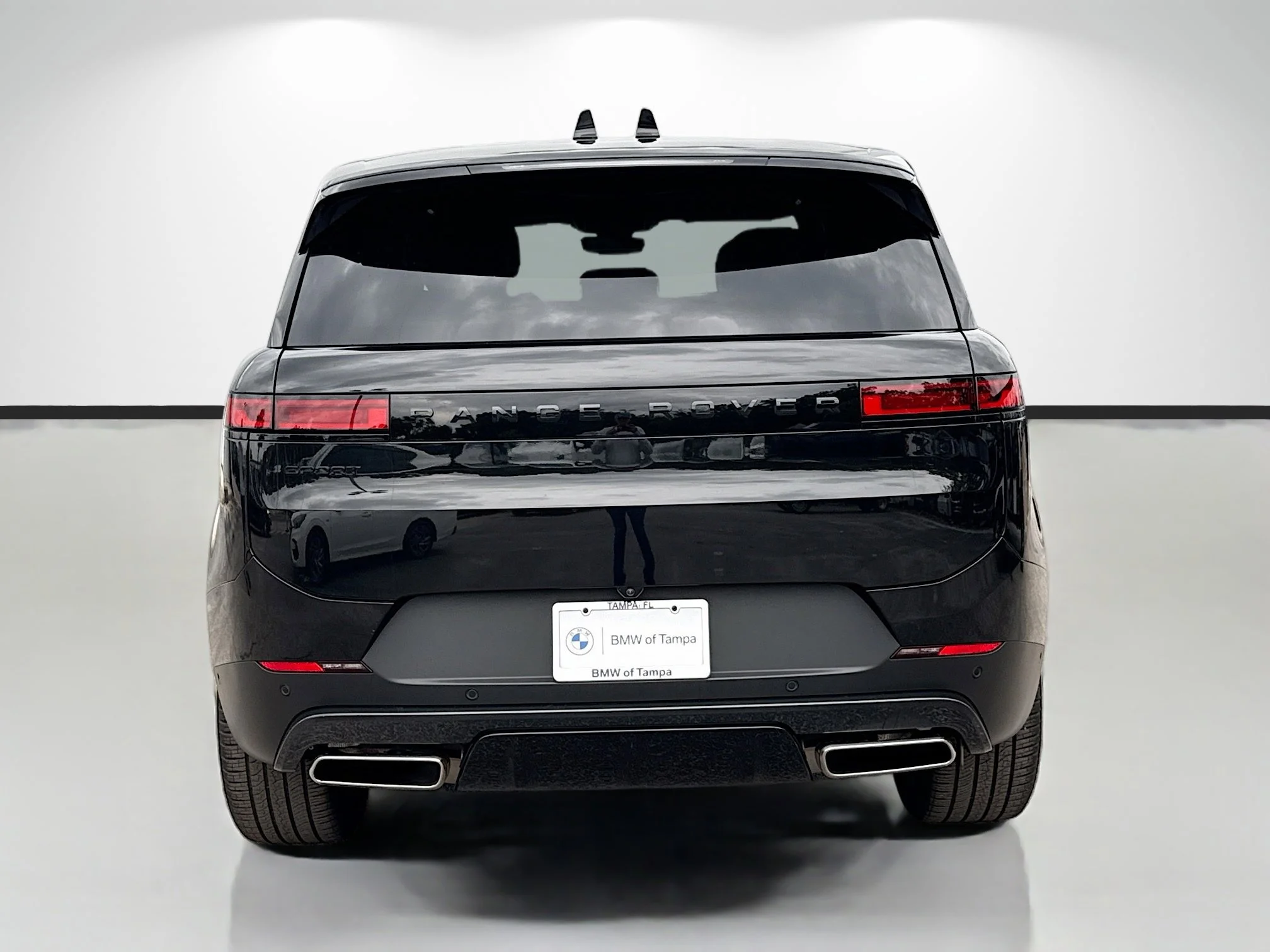 Used 2024 Santorini Black Metallic Land Rover SE image 4