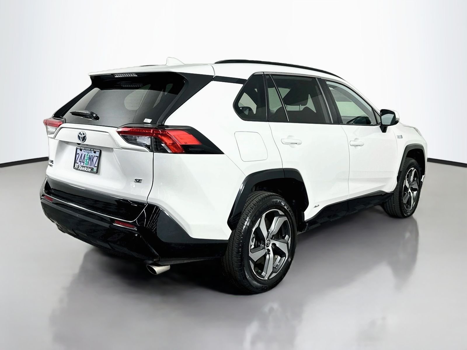 Used 2023 Ice Toyota SE image 6