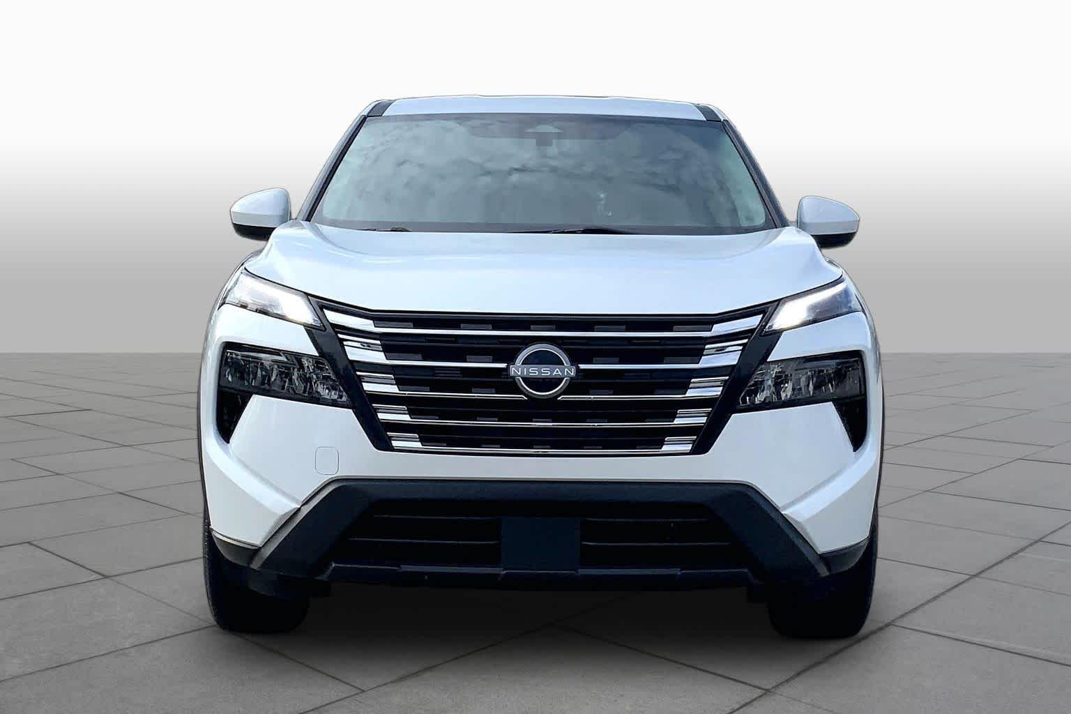 Used 2024 Everest White Pearl Nissan SV image 4