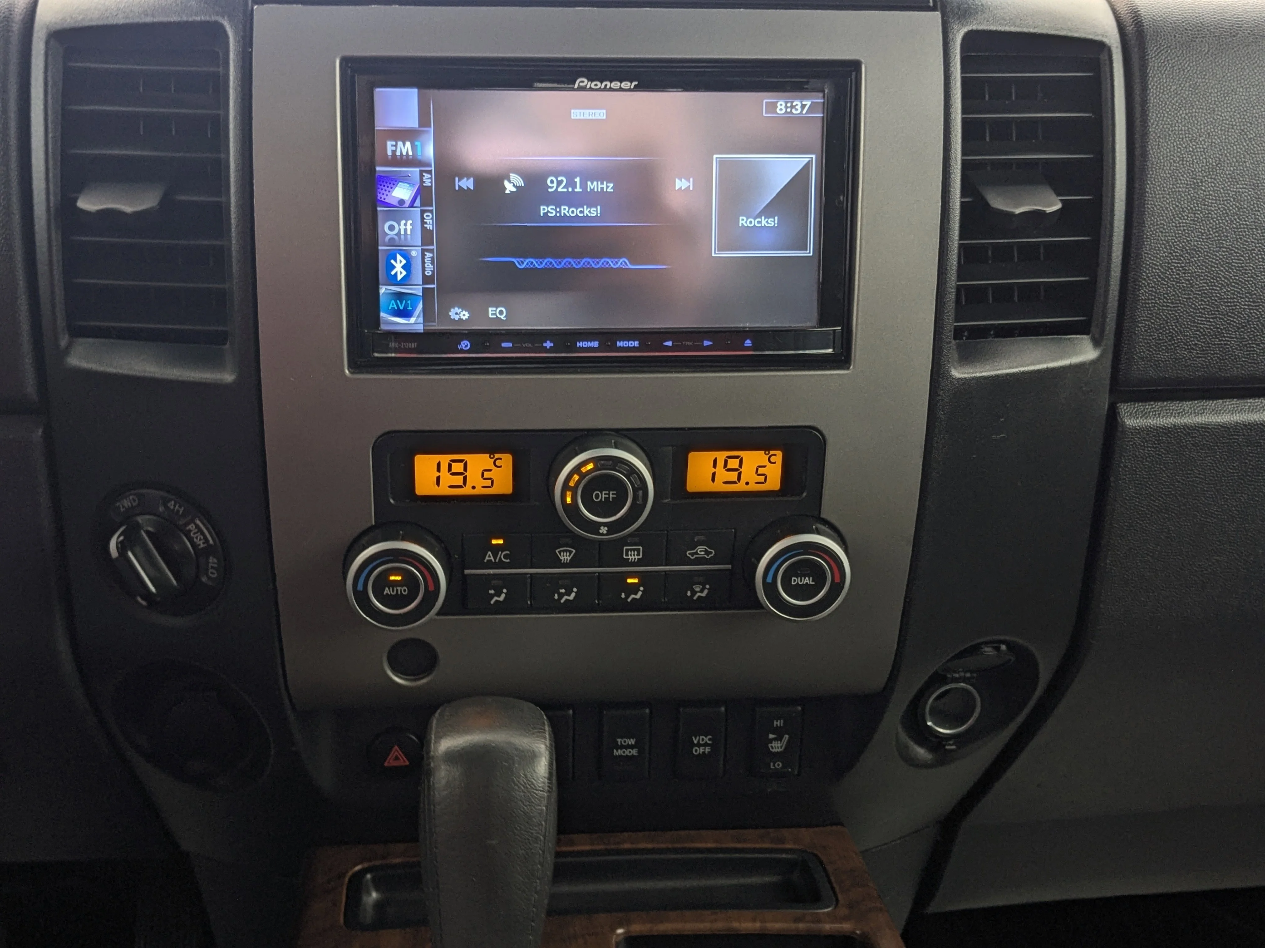 Used 2010 Silver Nissan XE image 22
