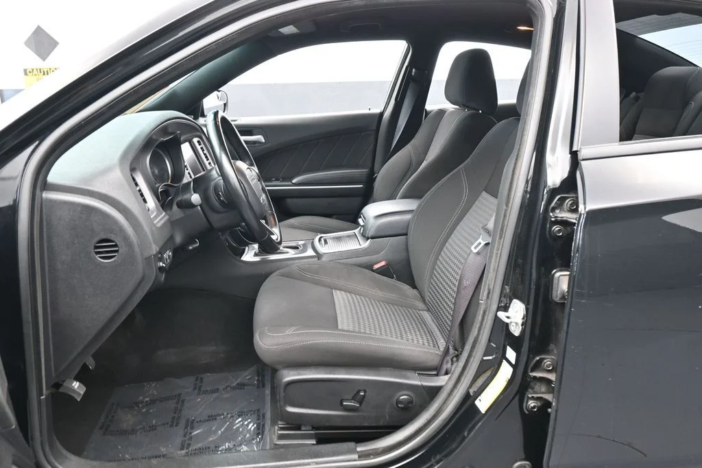 Used 2023 Pitch Black Clearcoat Dodge SXT image 10