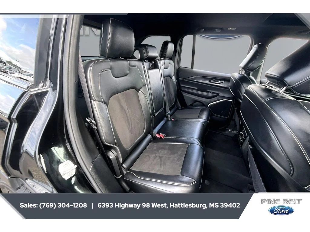 Used 2022 Diamond Black Crystal Pearlcoat Jeep Altitude image 20
