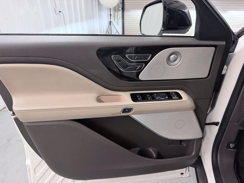 Used 2020 White Lincoln Reserve image 11