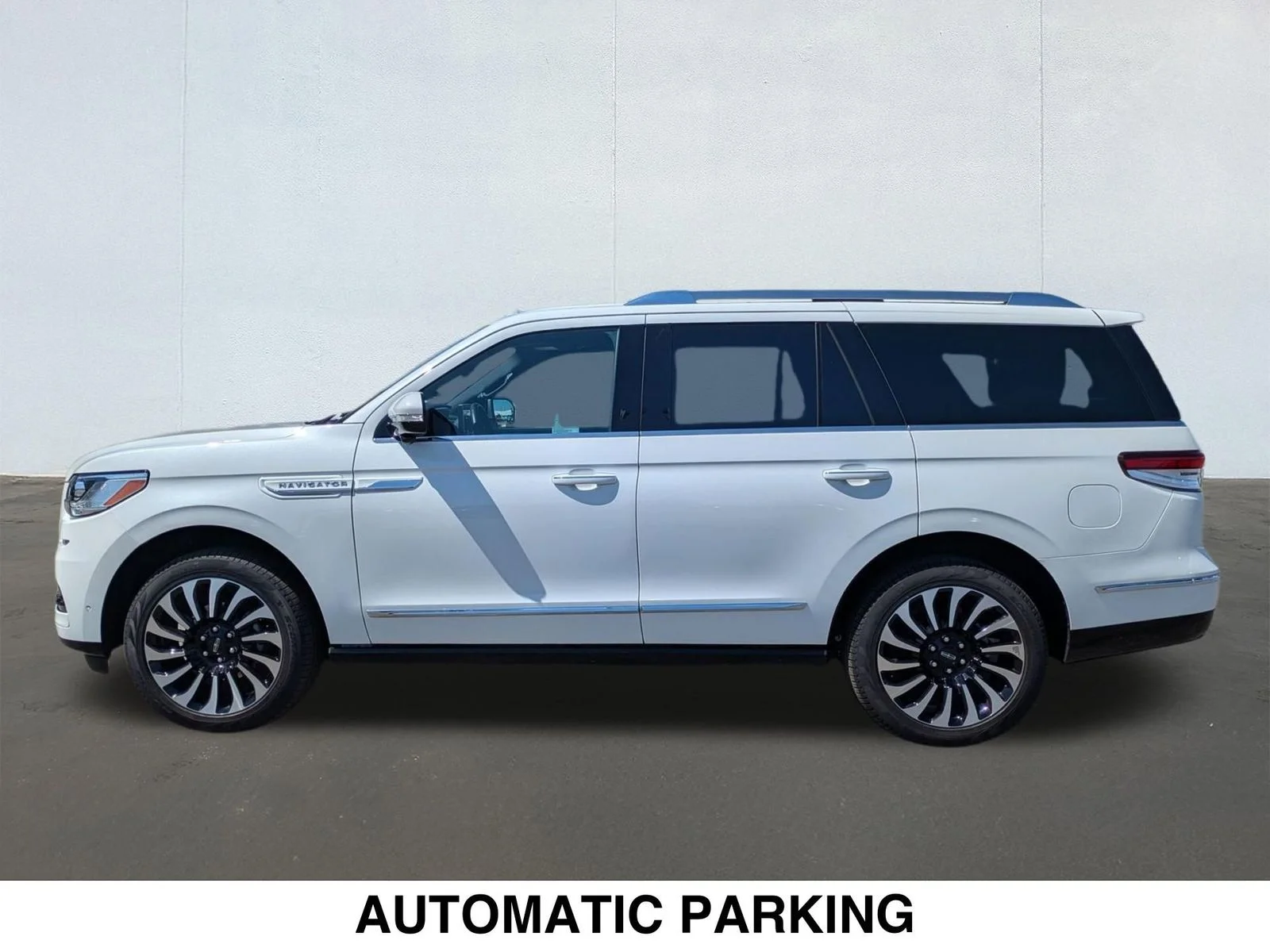 Used 2024 White Lincoln Reserve image 3