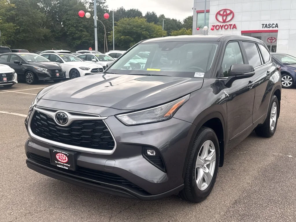 Used 2025 Gray Toyota LE image 3