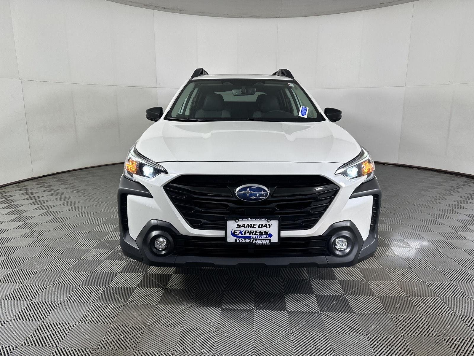 Used 2025 Crystal White Pearl Subaru Onyx Edition image 4