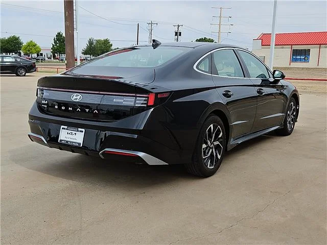Used 2025 Black Hyundai SEL image 3