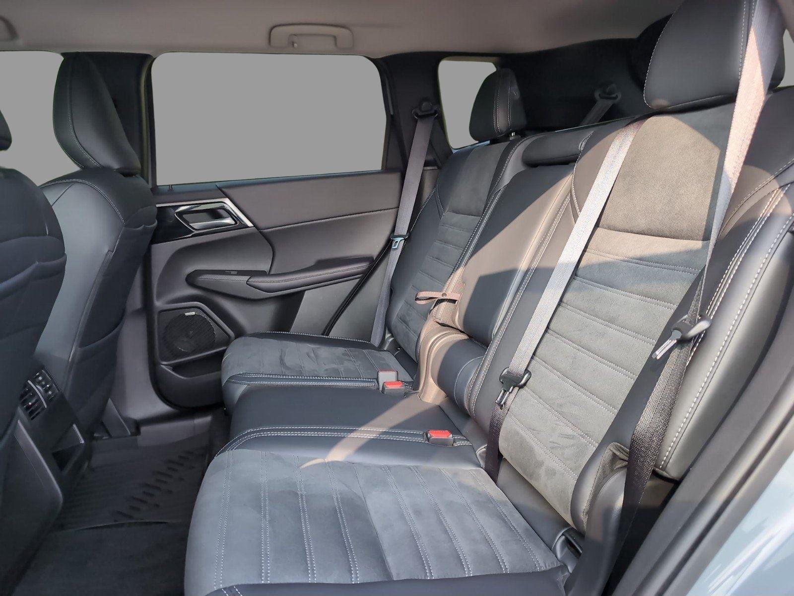 Used 2026  Mitsubishi SE image 34
