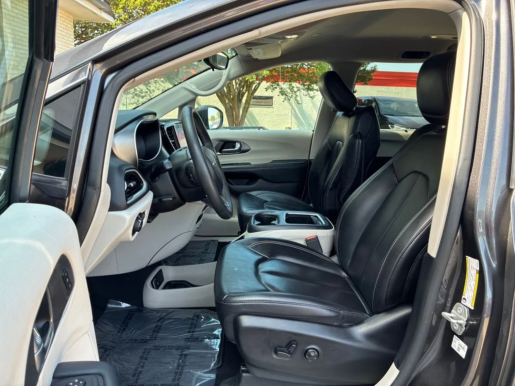 Used 2023 Gray Chrysler Touring L image 10