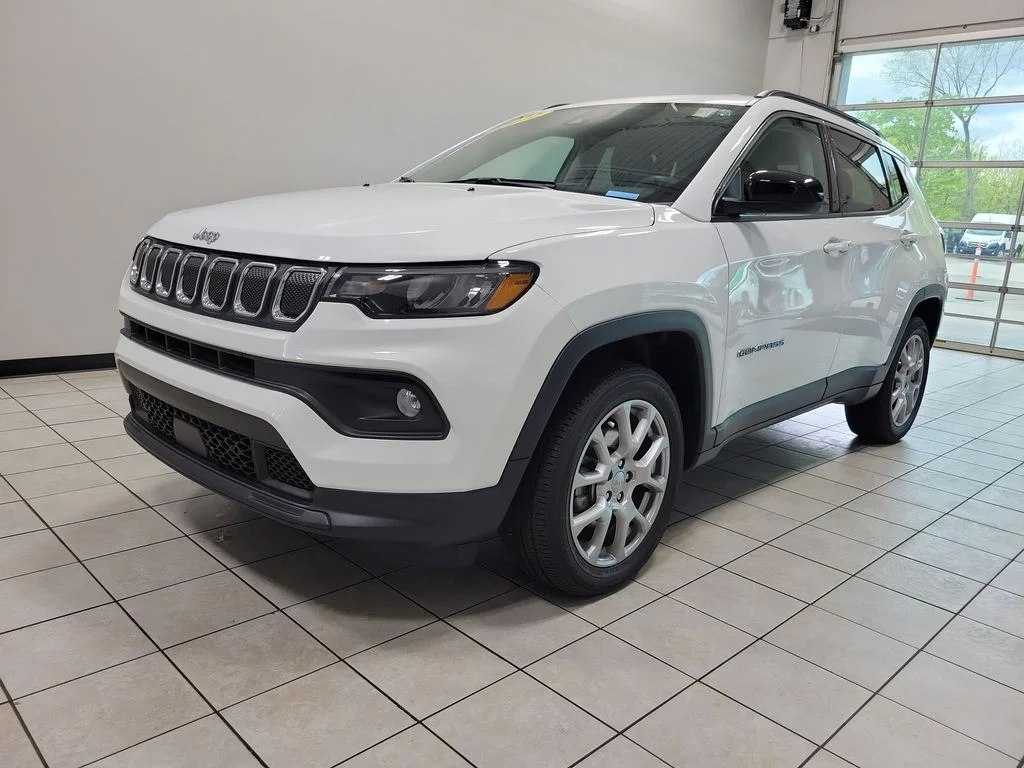 Used 2022 White Jeep Latitude Lux image 6
