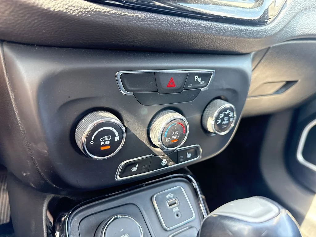 Used 2018 White Jeep Latitude image 19