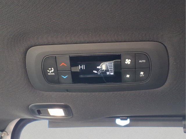 Used 2025  Chrysler Limited image 18