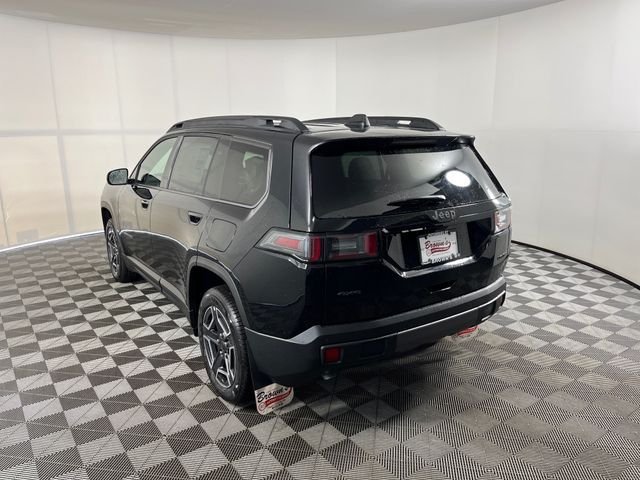 New 2026 Diamond Black Crystal Pearl-Coat Exterior Paint Jeep Limited image 3