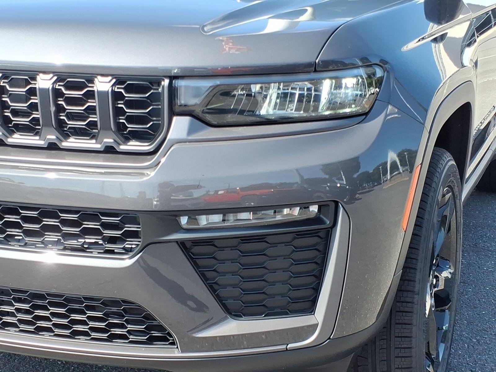 New 2026 Silver Zynith Jeep Laredo Altitude image 15