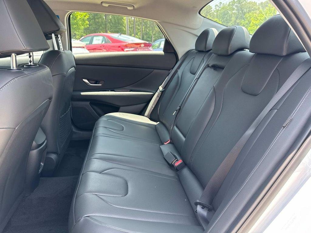 2025 Hyundai Elantra Limited - Photo 6