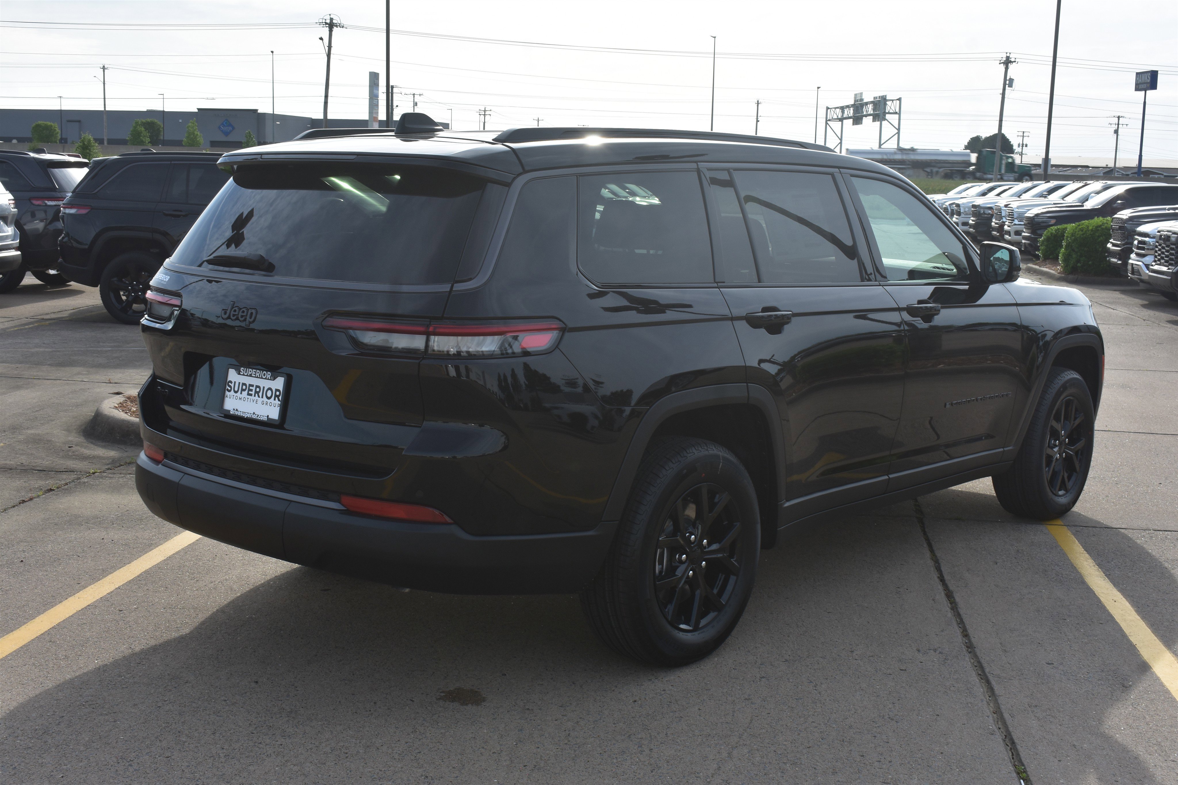 New 2026 Diamond Black Crystal Pearl-Coat Exterior Paint Jeep Laredo Altitude image 5