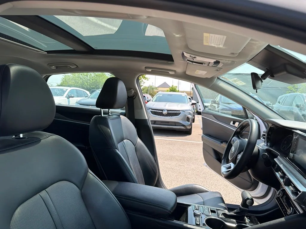 Used 2021 White Kia EX image 27