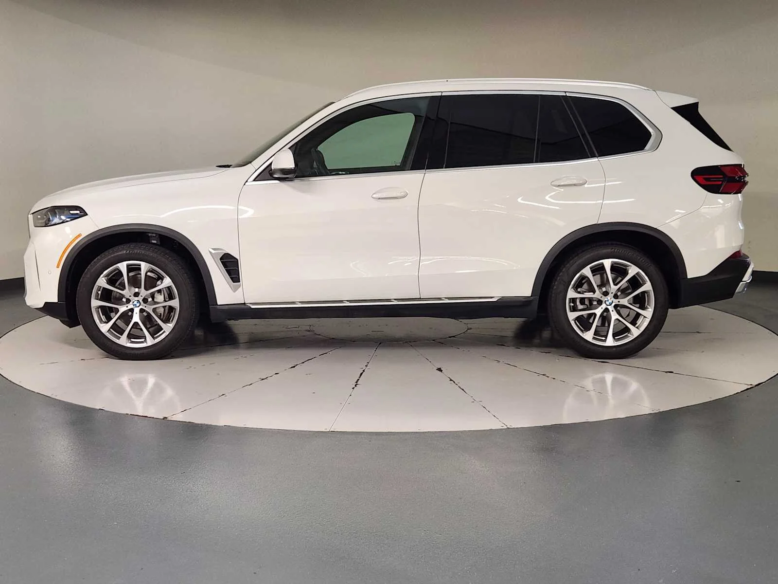Used 2026 Alpine White BMW xDrive40i - Sports Activity Vehicle image 9