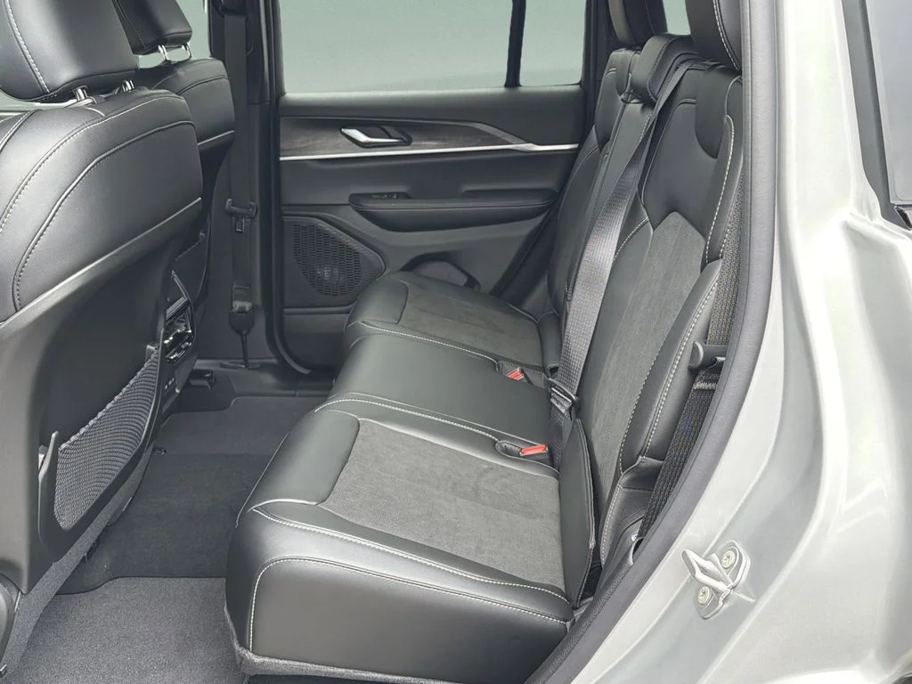 New 2026 Silver Zynith Exterior Paint Jeep Altitude image 22