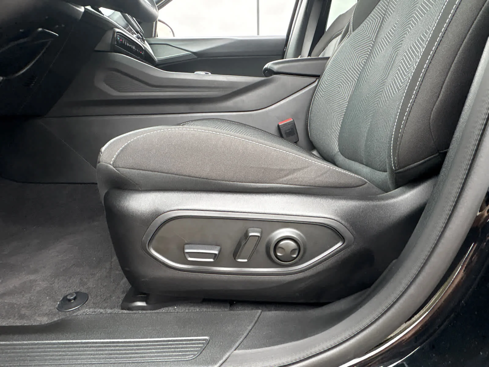 New 2026 Diamond Black Crystal Pearlcoat Jeep Laredo image 19