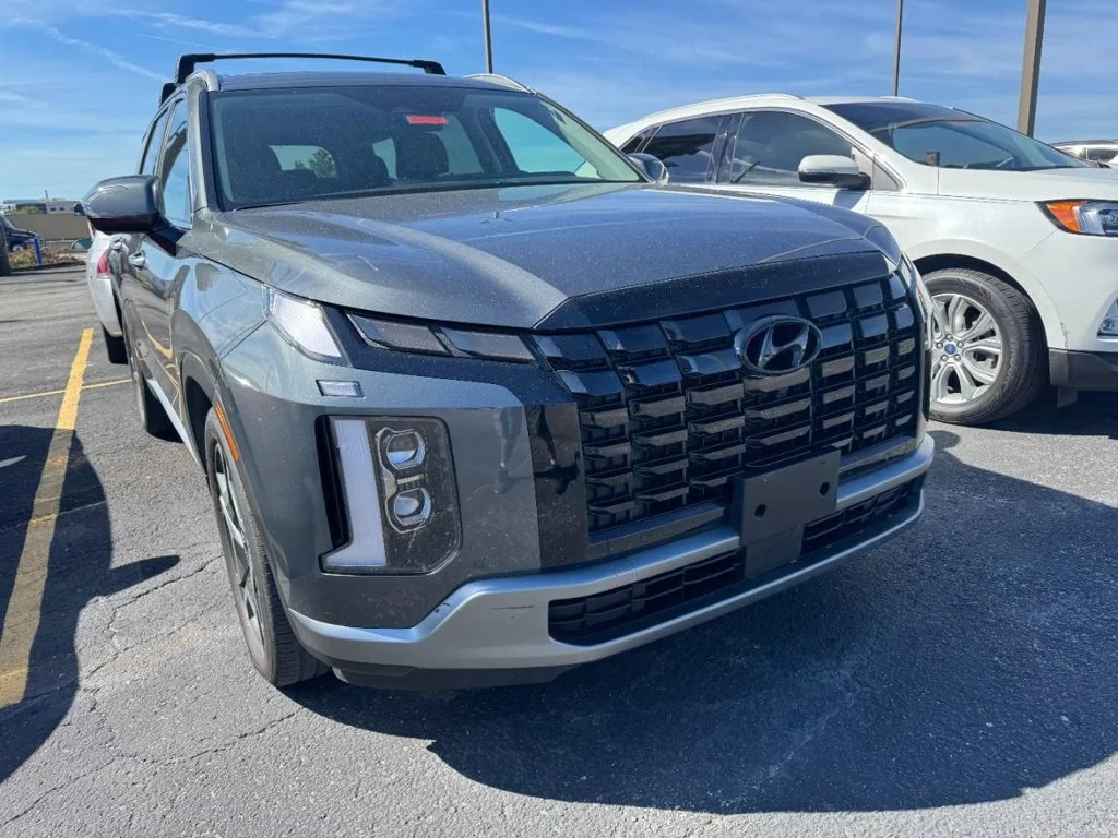 Used 2025 Steel / Graphite Hyundai SEL Premium image 2