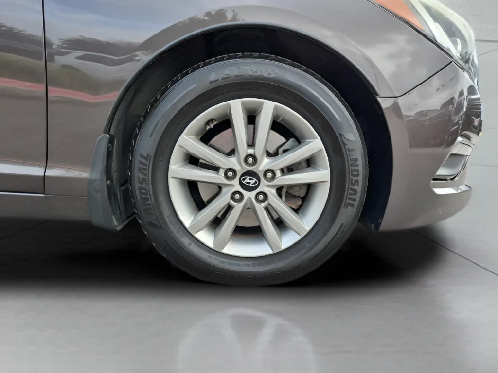 Used 2015 Brown Hyundai SE image 13