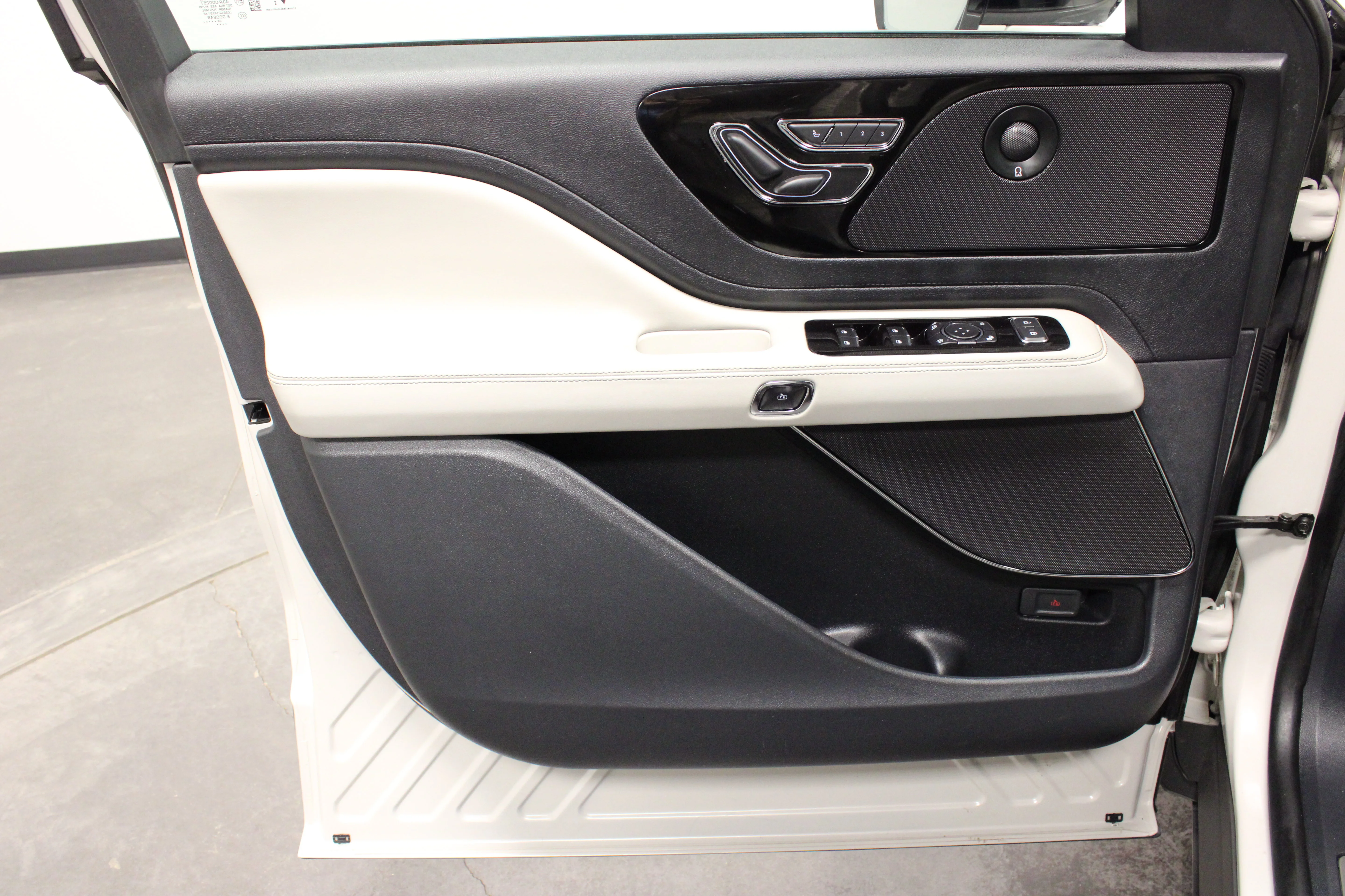 Used 2025 Ceramic Pearl Metallic Tri-Coat Lincoln Reserve image 20