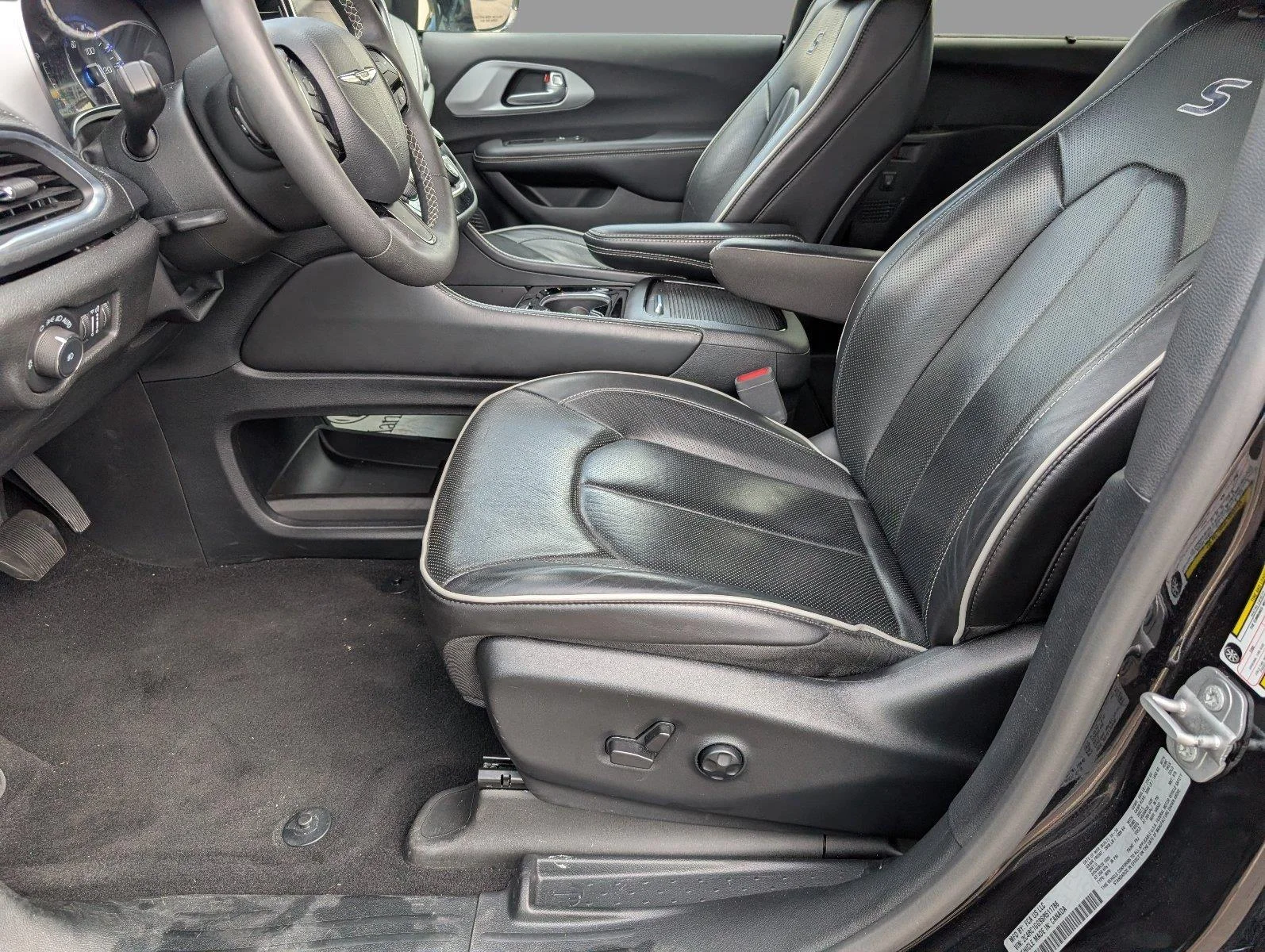 Used 2025 Diamond Black Crystal Pearlcoat Chrysler Limited image 14