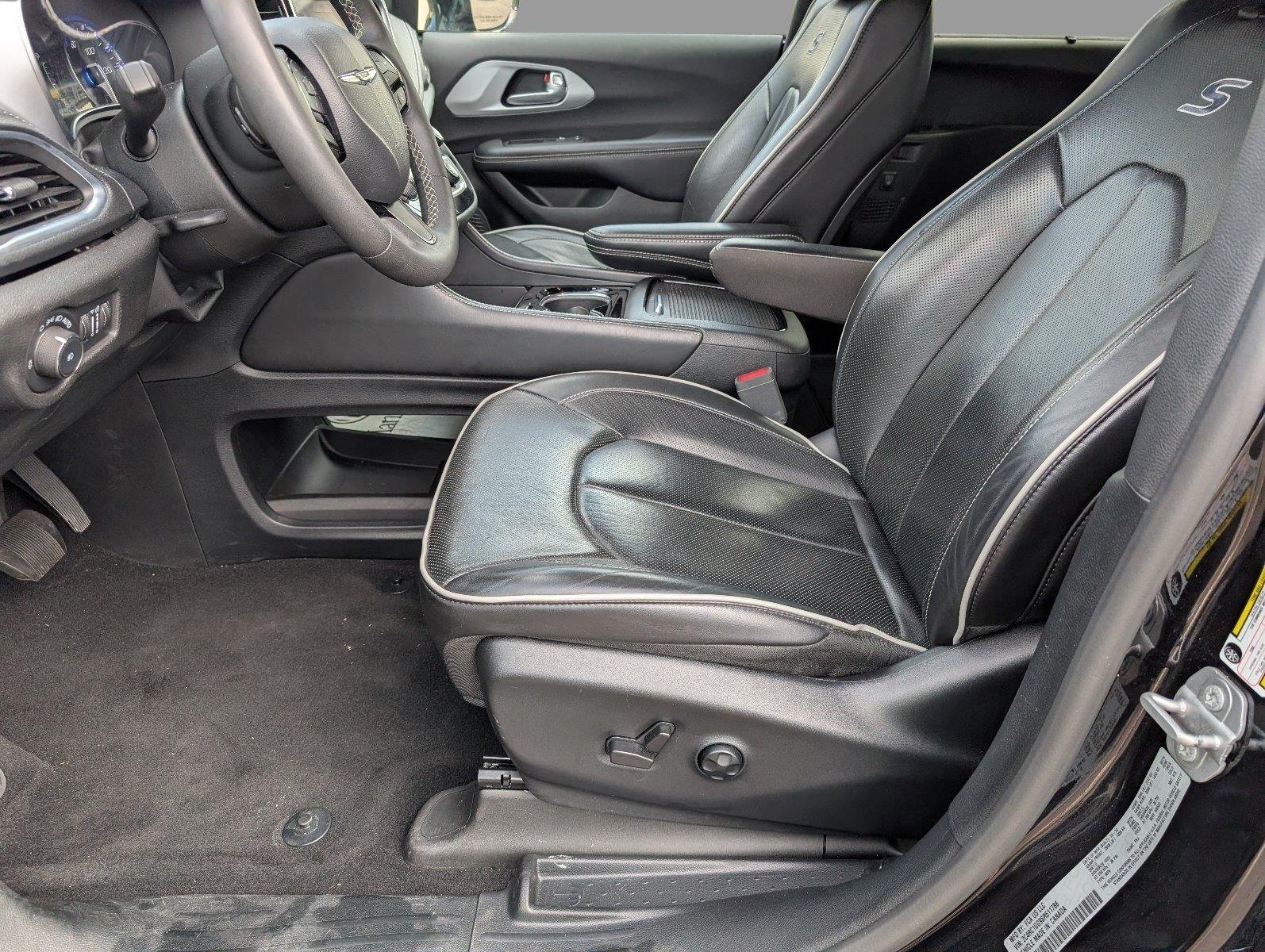 Used 2025 Diamond Black Crystal Pearlcoat Chrysler Limited image 14