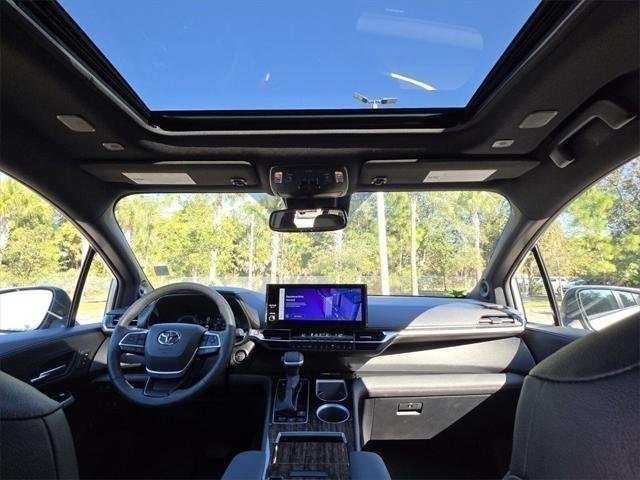2025 Toyota Sienna Platinum - Photo 4
