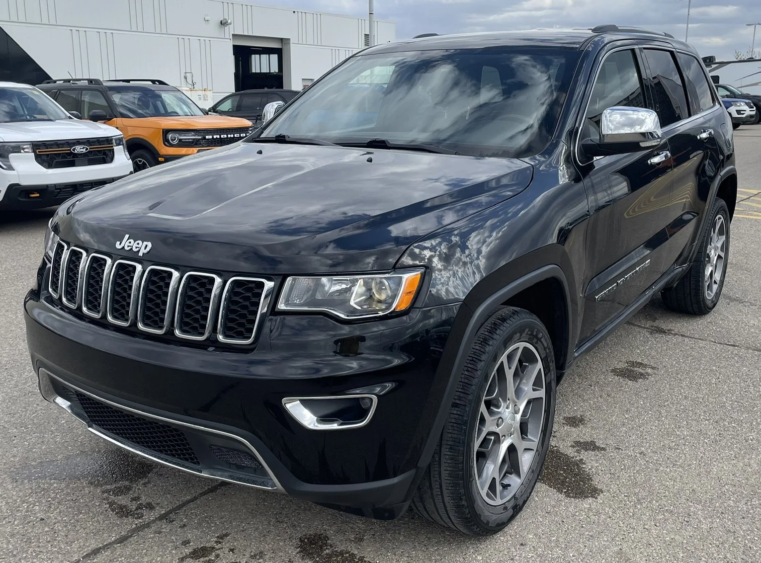 Used 2022 Diamond Black Crystal Pearlcoat Jeep LIMITED **New Arrival** image 1