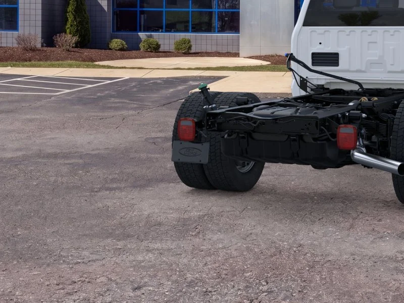 New 2025 Oxford White Ford F-550® XL image 38