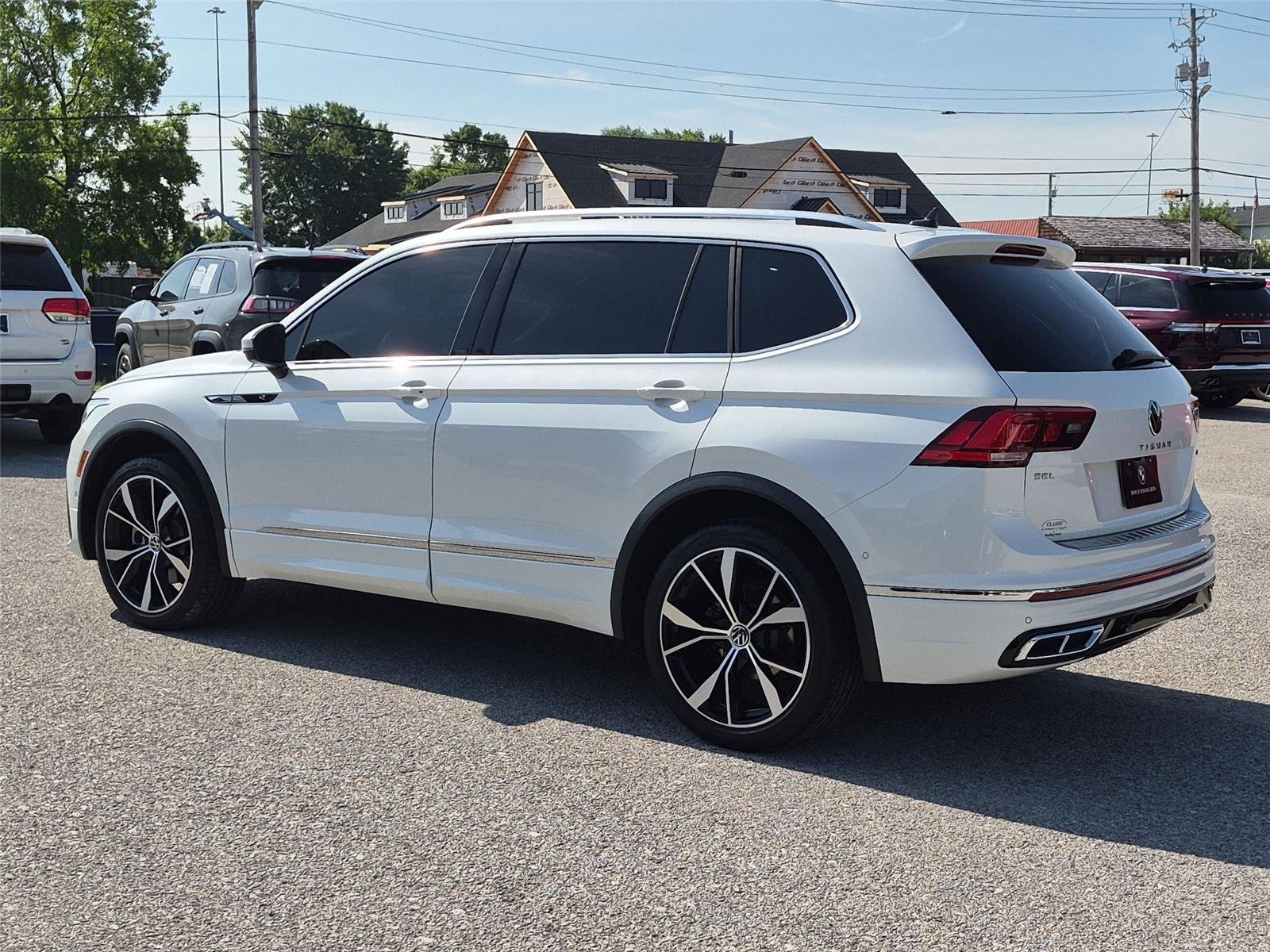 Used 2022 Oryx White Pearl Volkswagen SEL R-Line image 3