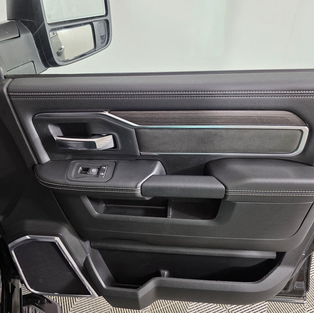 New 2025 Diamond Black Crystal Pearlcoat Ram Laramie image 25