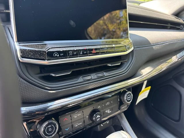 New 2026 Bright White Clear-Coat Exterior Paint Jeep Latitude image 22