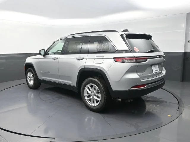 New 2026 Silver Zynith Exterior Paint Jeep Laredo X image 6