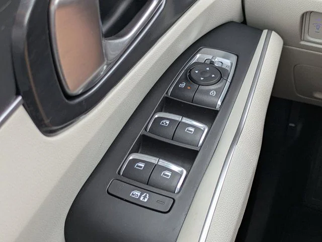 Used 2025 White Pearl Kia S image 20