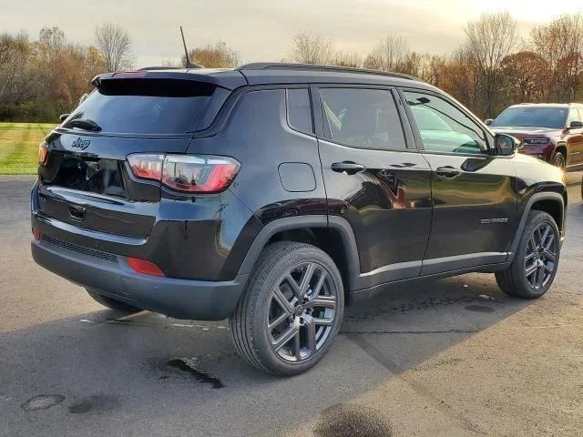 New 2026 Diamond Black Crystal Pearl-Coat Exterior Paint Jeep Limited image 3