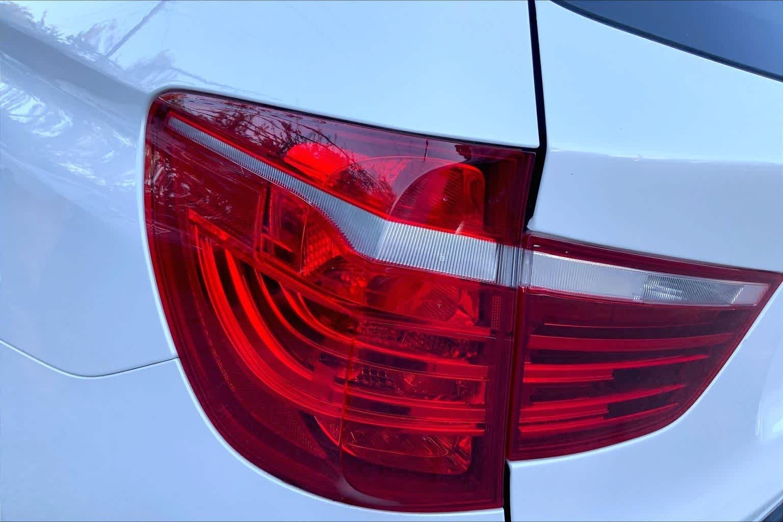 Used 2017 Alpine White BMW xDrive28i image 28