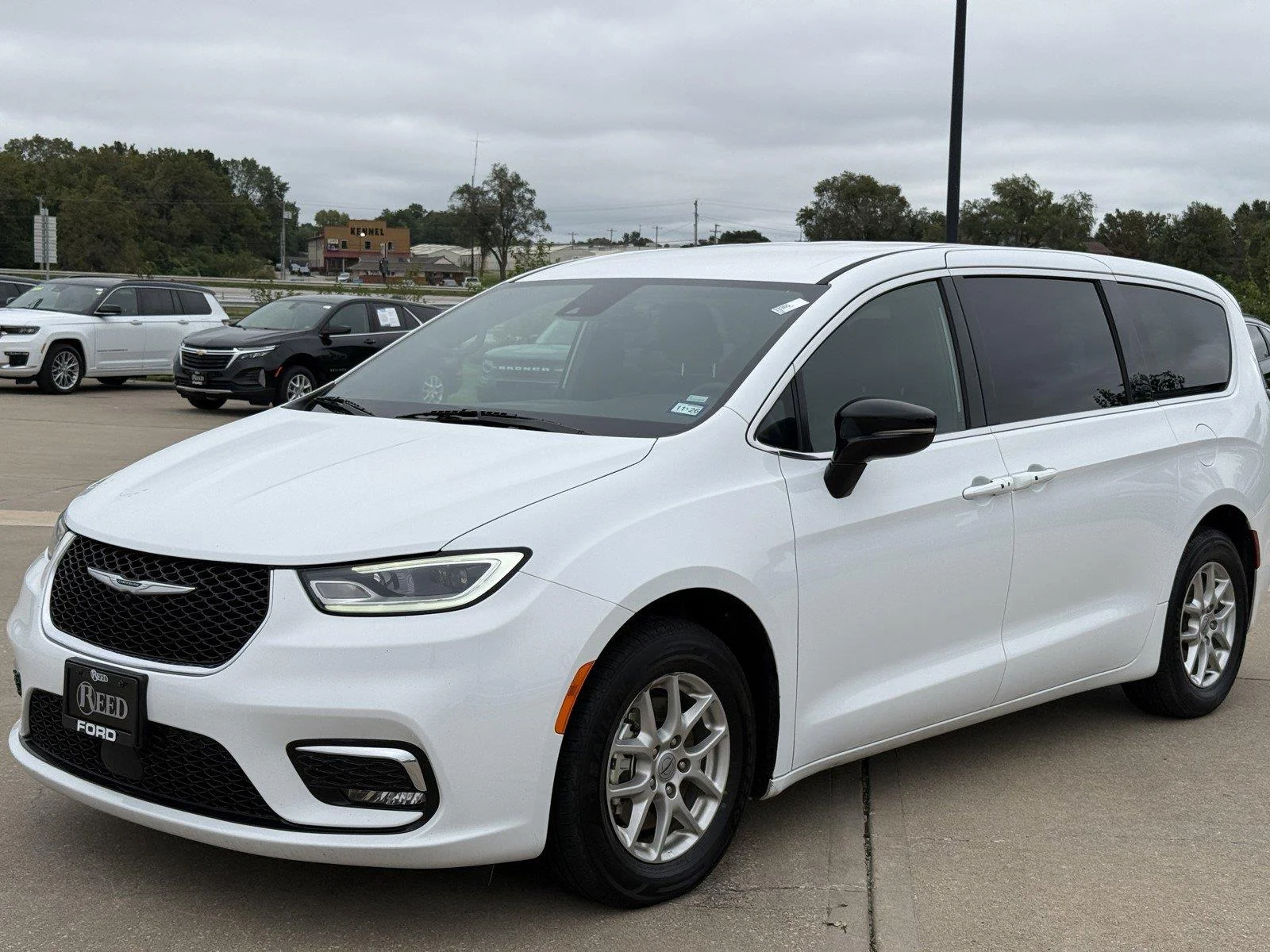 Certified Used 2025 Bright White Clearcoat Chrysler Select image 4