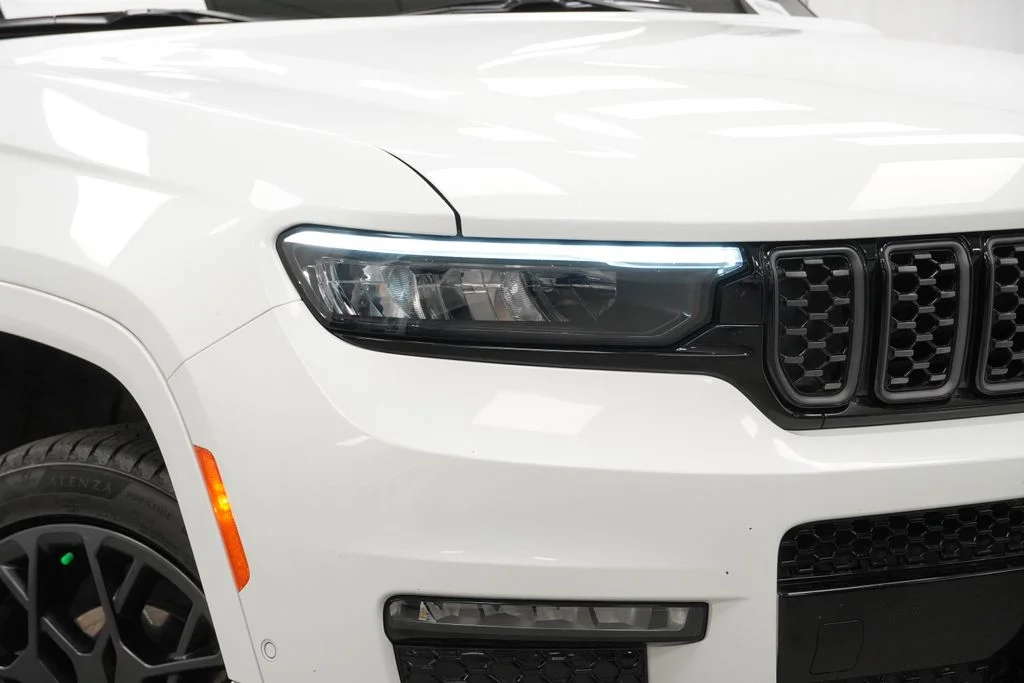 Used 2025 White Jeep Summit Reserve image 6