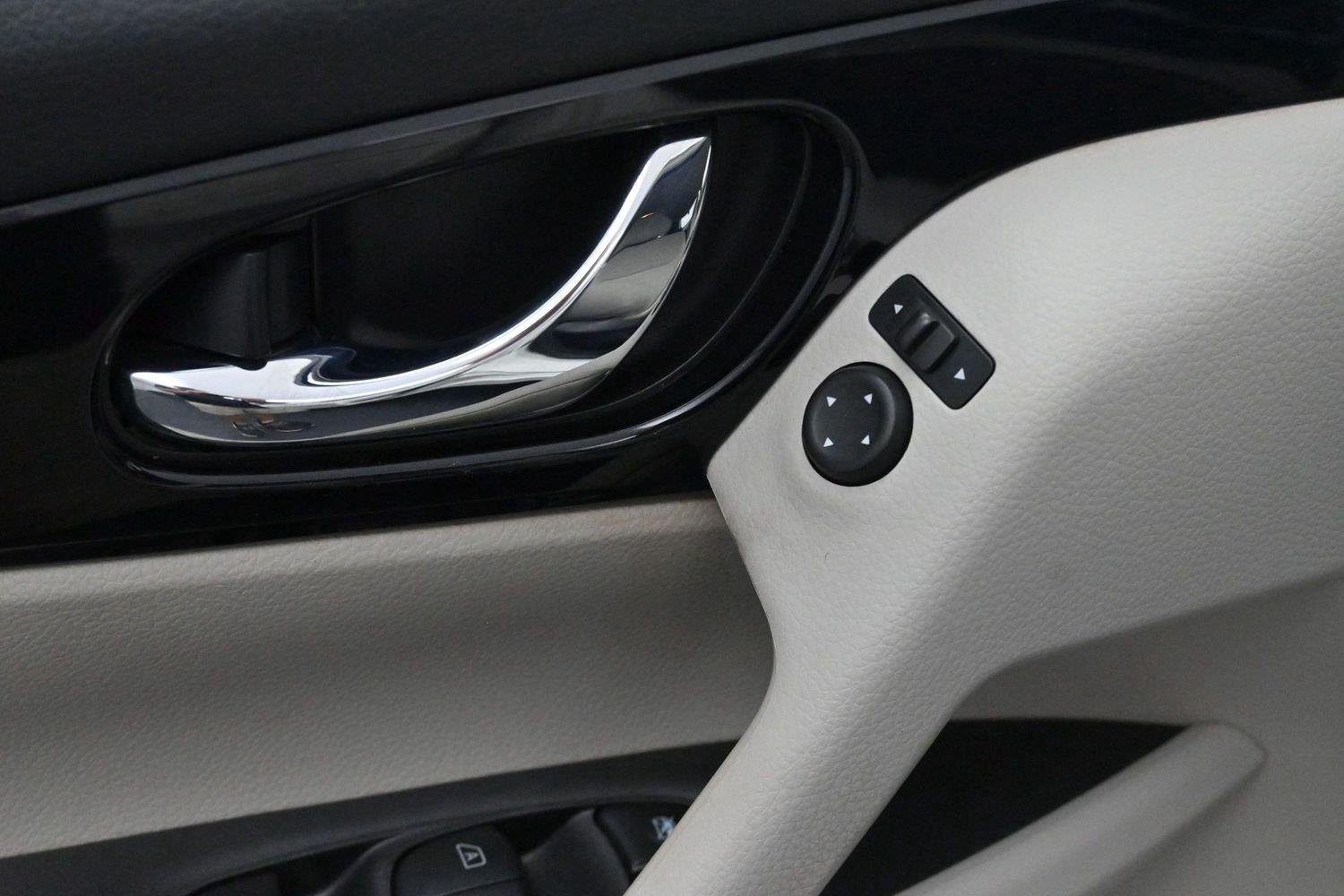 Used 2018 Pearl White Nissan SV image 11