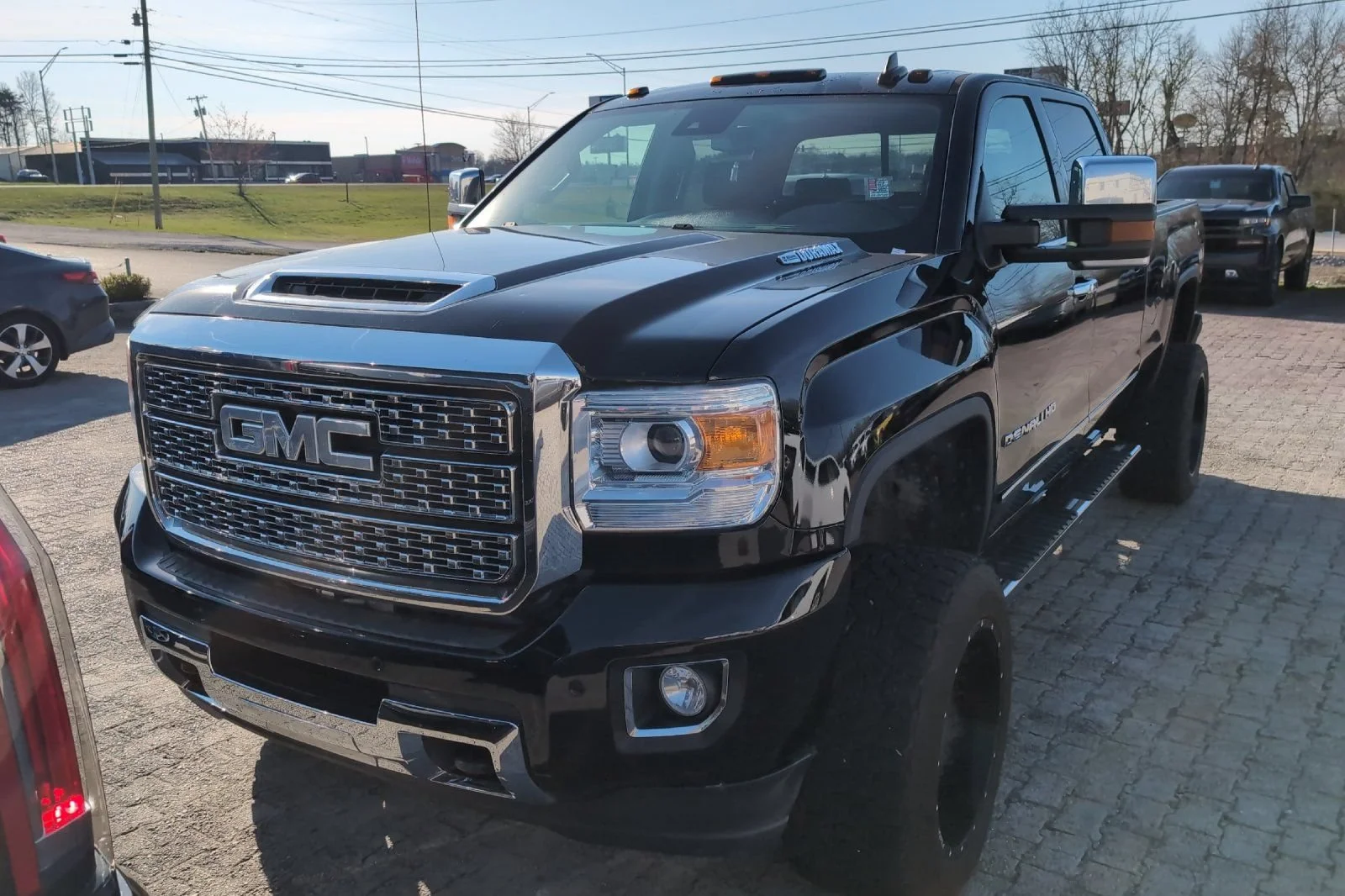 Used 2018 Onyx Black GMC Denali image 9