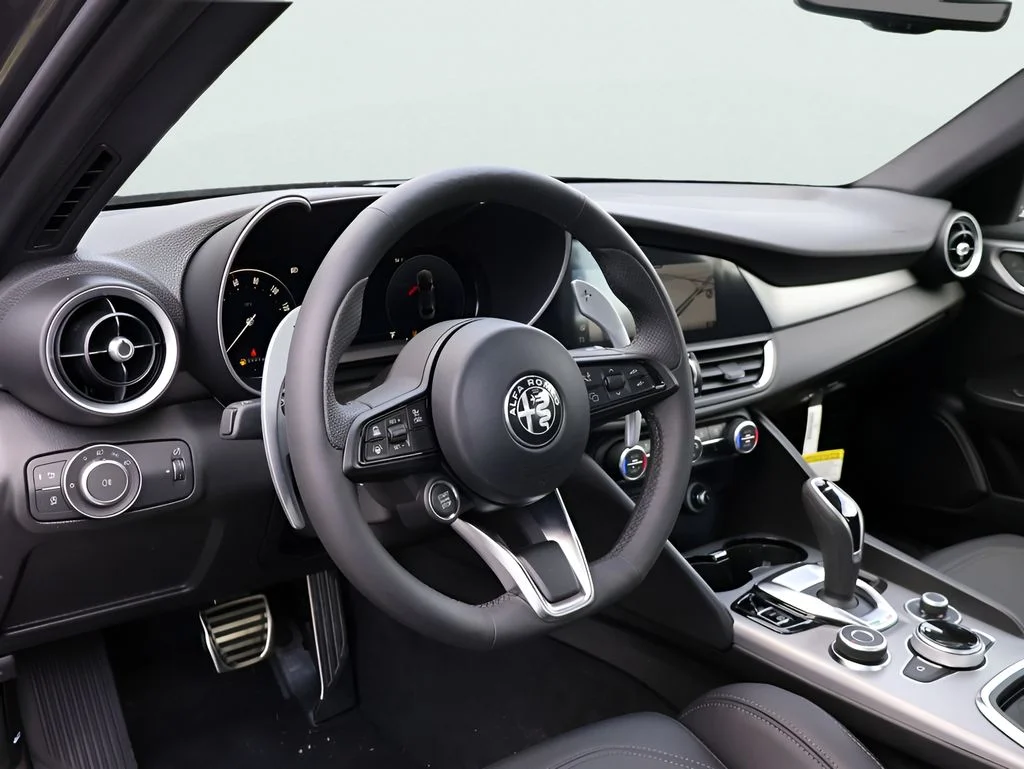New 2026 Vesuvio Gray Metallic Alfa Romeo Base image 20