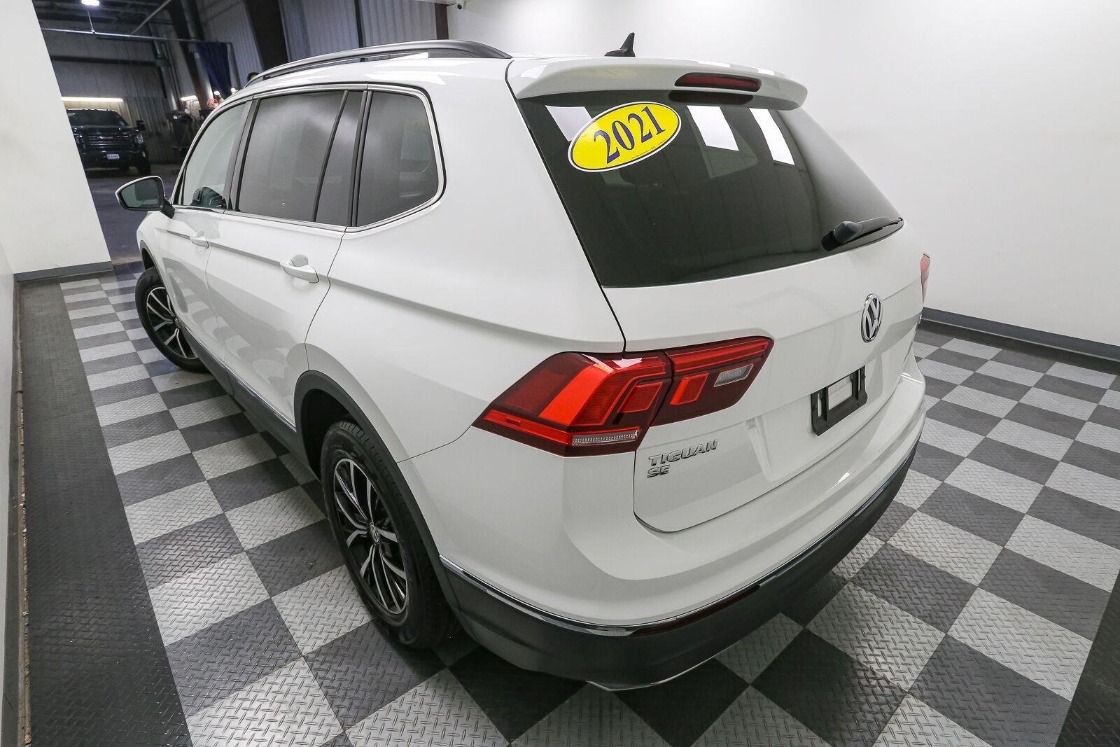 Used 2021 Pure White Volkswagen SE image 11