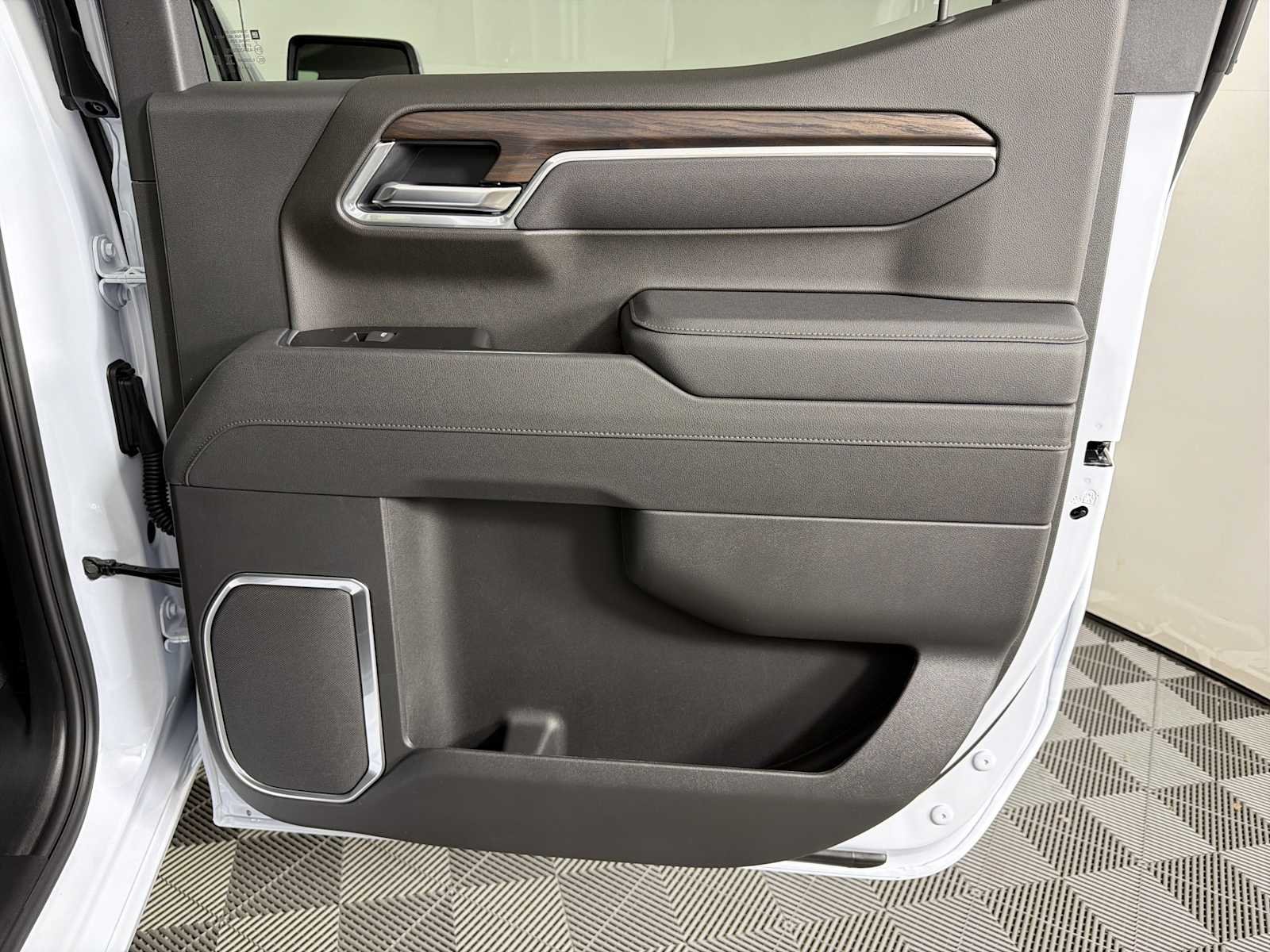 2026 GMC Sierra 1500 SLT - Photo 14