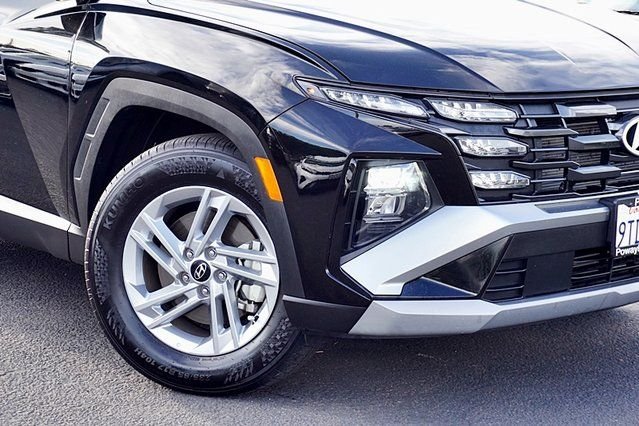 Used 2025 Black Hyundai SE image 3