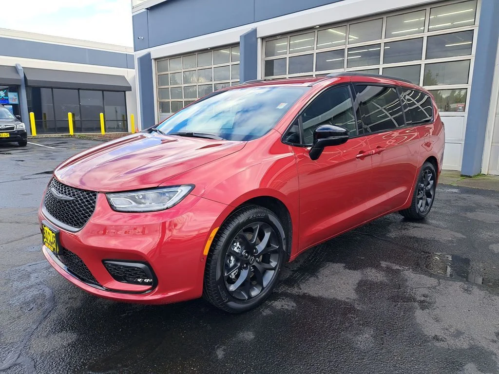 2026 Chrysler Pacifica Select's photo